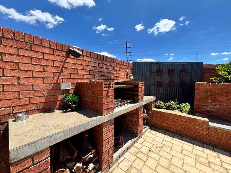 3 Bedroom Property for Sale in Van Der Hoff Park North West